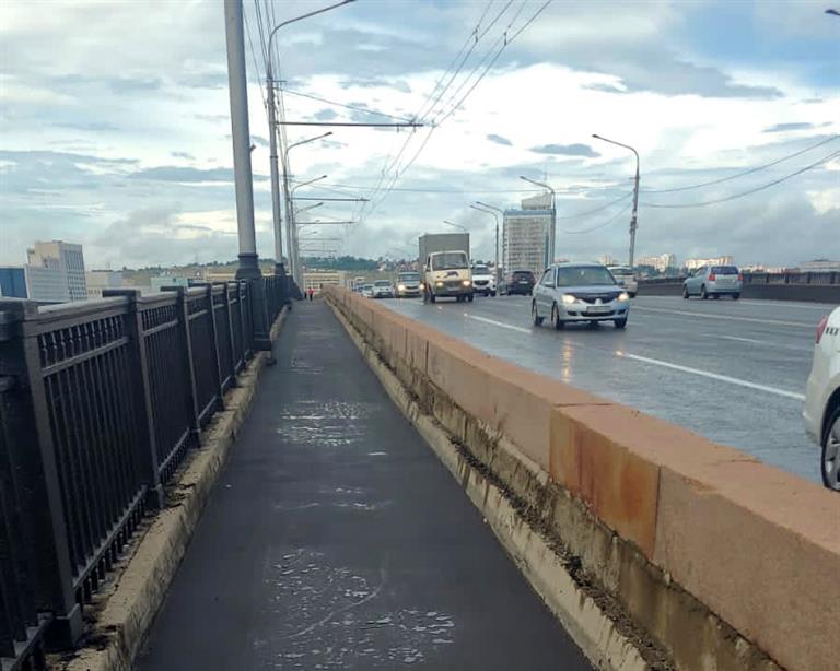 На Коммунальном мосту отремонтировали один пешеходный тротуар