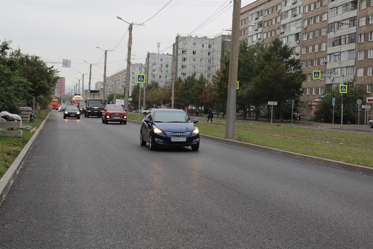 В Красноярске заасфальтировали проезжую часть улицы Щорса