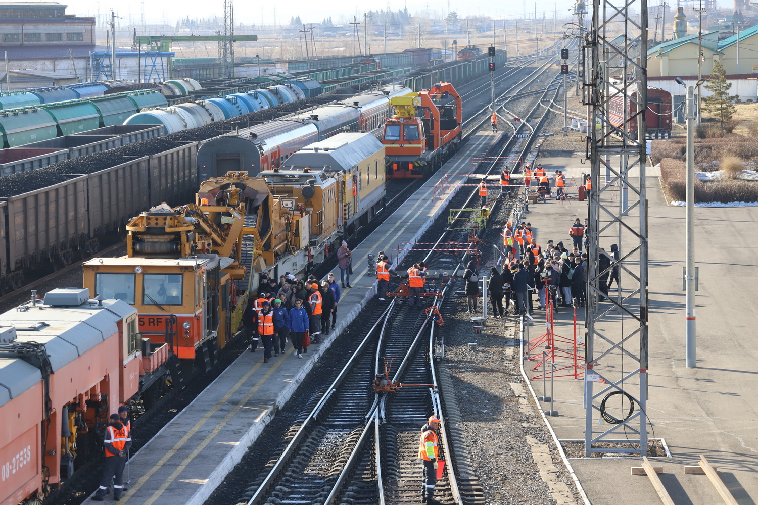 Парад путевой техники провела КрасЖД в Ужуре в честь 100-летия самой  протяженной дистанции Ачминдора