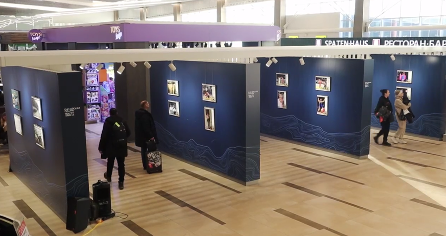 В красноярском аэропорту открылась фотовыставка к турниру Ярыгина