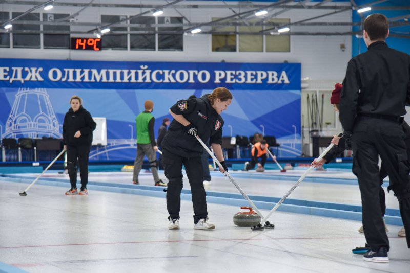 Игра напоминающая керлинг