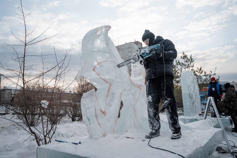 ​На Ярыгинской набережной молодые скульпторы создают ледовые фигуры