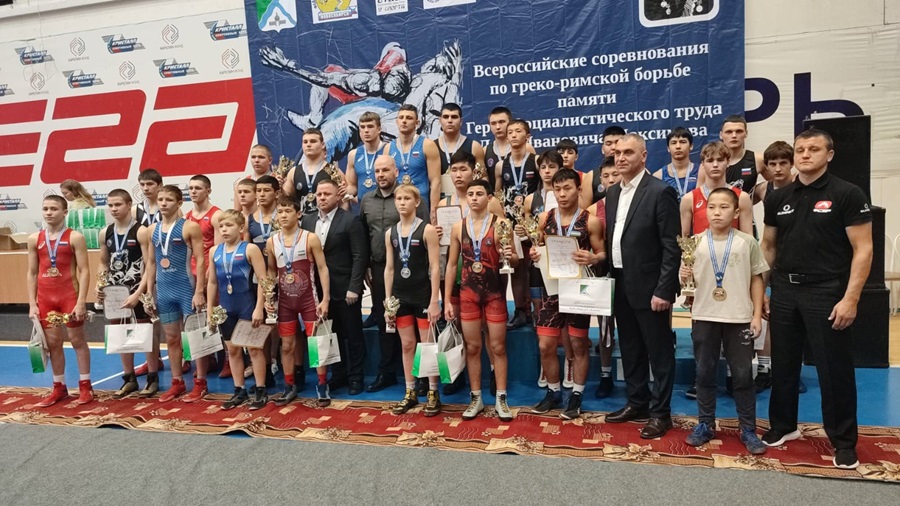 Серебряные и бронзовые медали привезли юные красноярские борцы с международного турнира