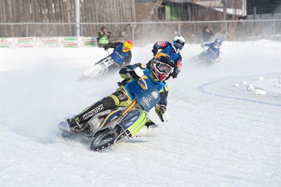 ​​Около тысячи красноярцев пришли посмотреть на зрелищные соревнования по мотогонкам на льду