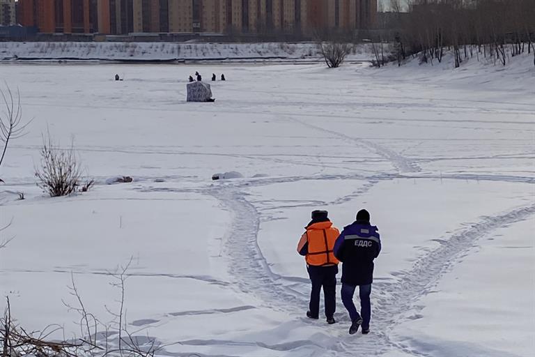Красноярские спасатели патрулируют водоёмы для безопасности рыбаков