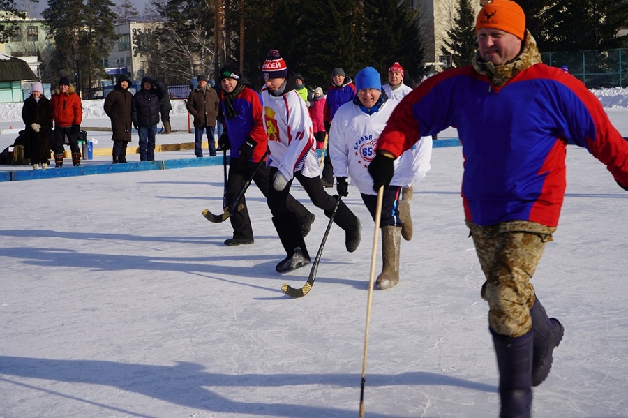 Администрации Железногорска и Зеленогорска сыграли в «Хоккей в валенках»