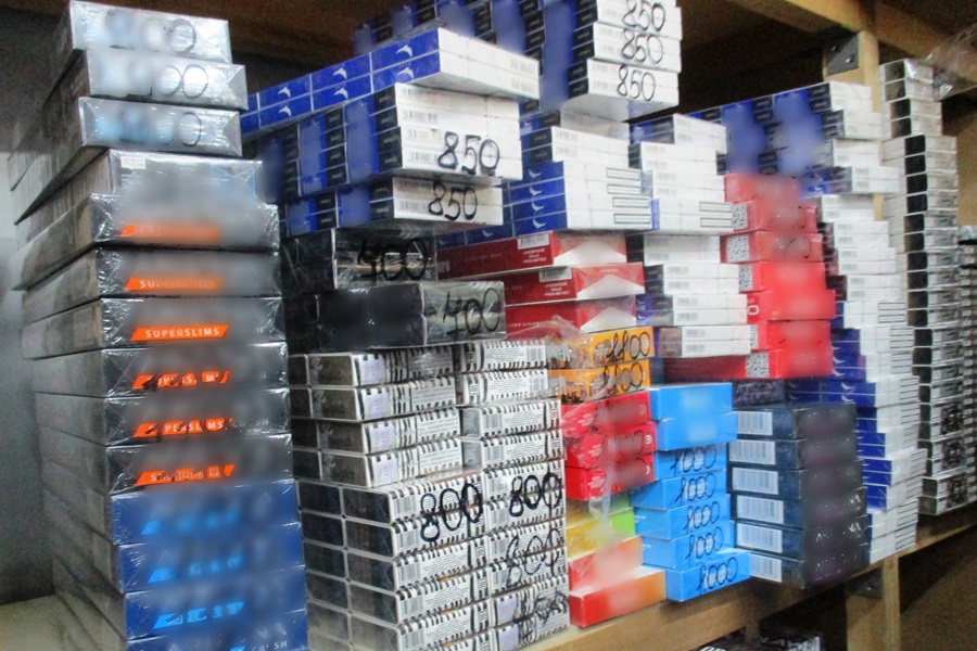В Зеленогорске таможенники сняли с незаконной продажи 9 тысяч пачек сигарет