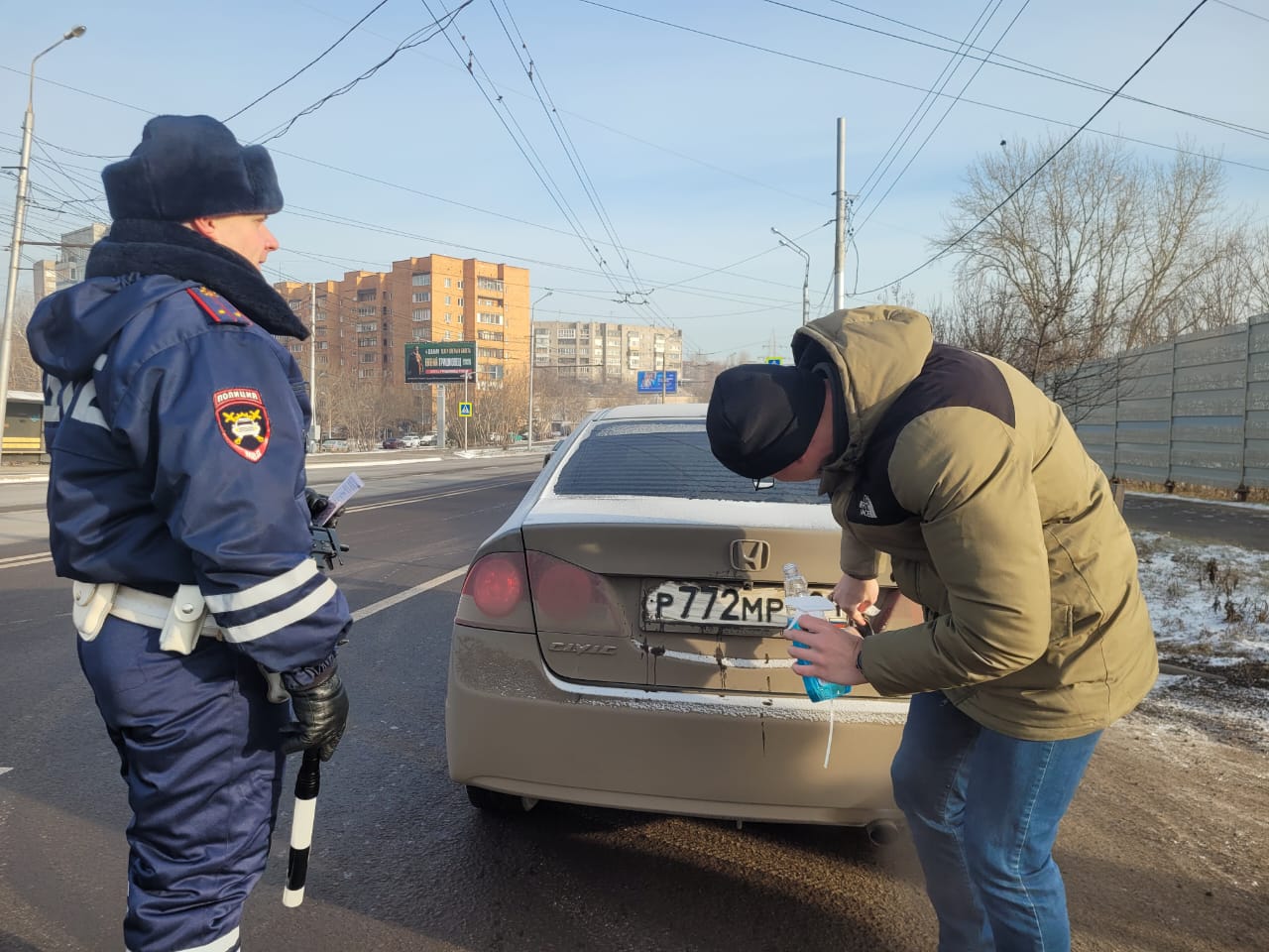 Красноярских водителей призывают вовремя очищать госномера автомобилей