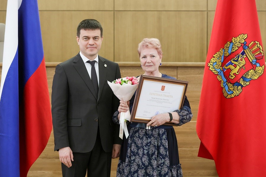 Михаил Котюков наградил выдающихся жительниц региона
