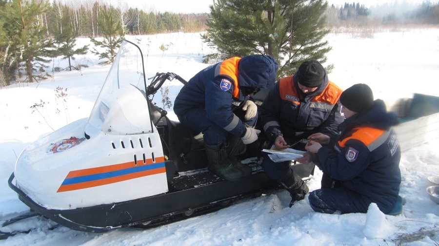Красноярские спасатели помогли пенсионерке с тяжелым заболеванием добраться до скорой