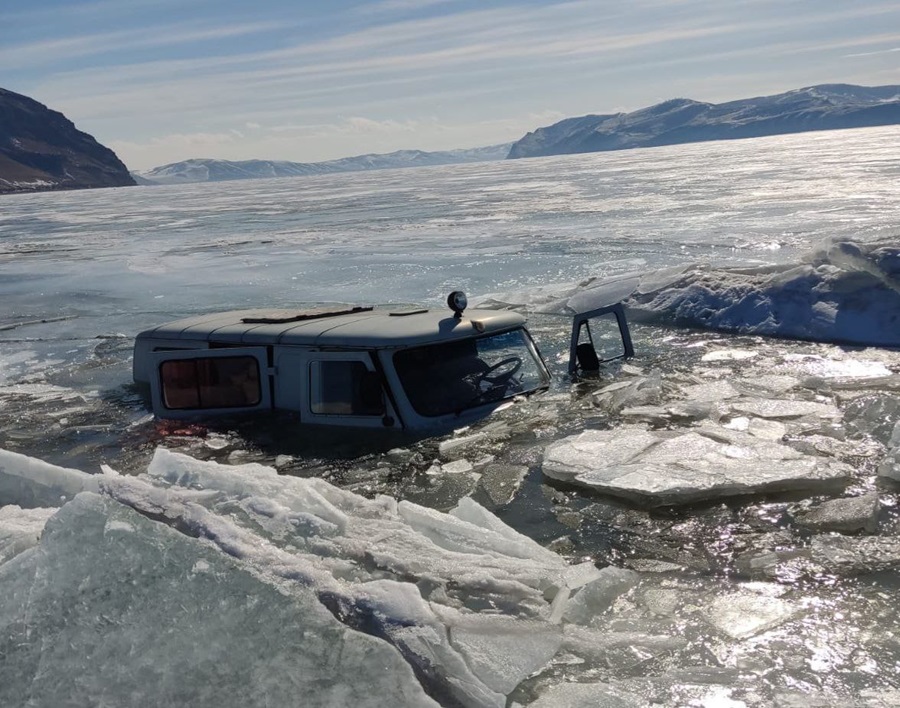 На Красноярском водохранилище УАЗ провалился под лед