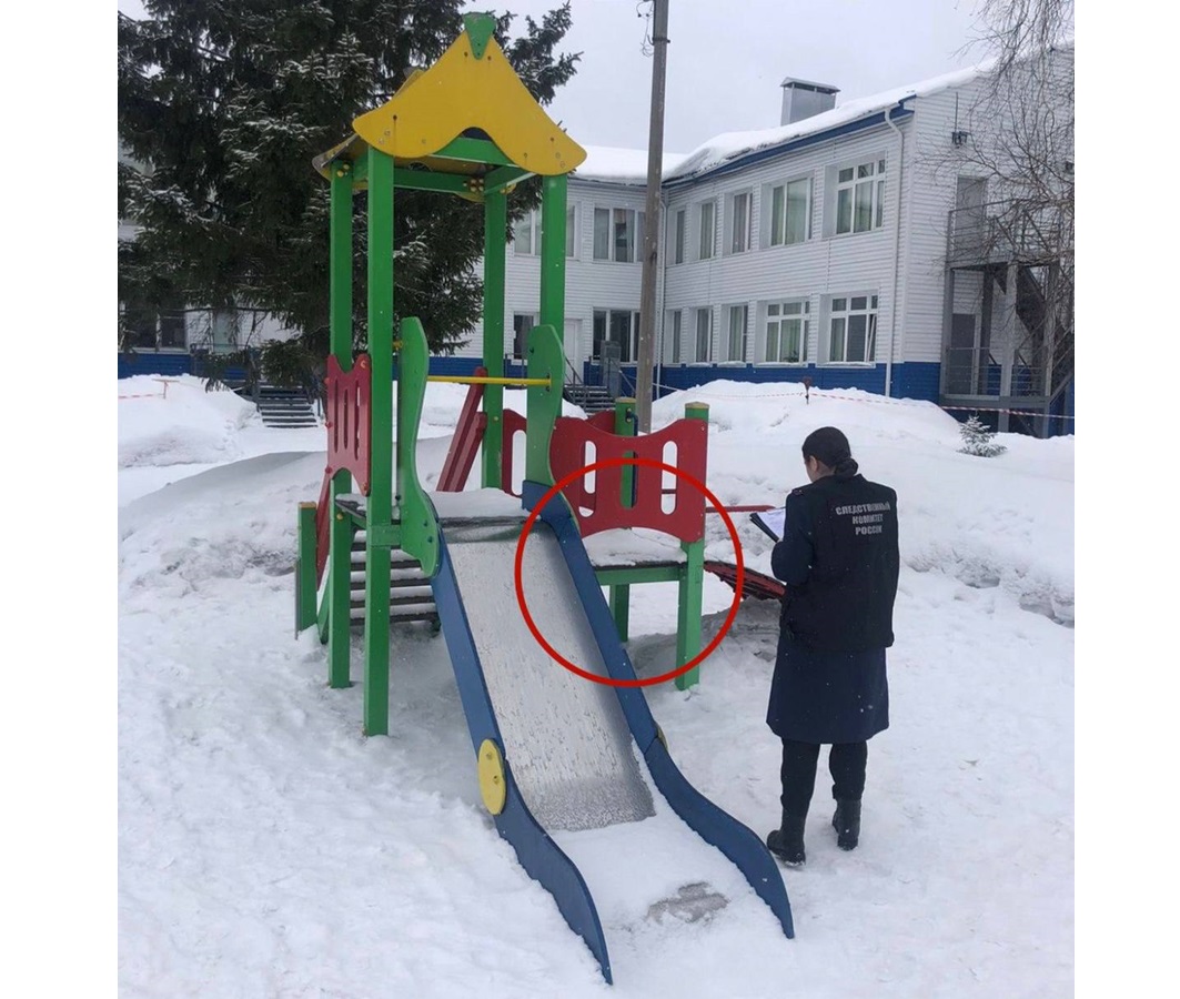 В Лесосибирске 3-летний мальчик потерял сознание в детском саду, застряв в конструкции игровой площадки  