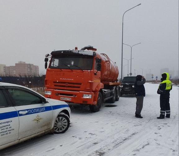 В Красноярске предприниматель продолжает нарушать закон, сливая нечистоты в неположенных местах