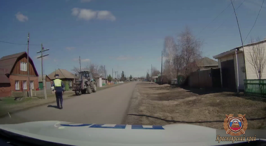 Выпил бутылку пива и сел за руль трактора: в Емельяновском районе ДПСники остановили нетрезвого мужчину