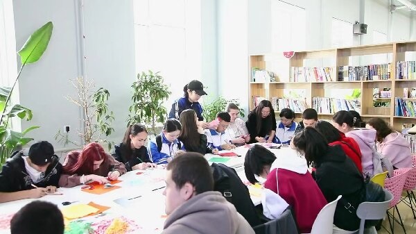 Во время 29-го Всемирного дня книг и авторского права китайские и российские школьники обменялись семейным визитом