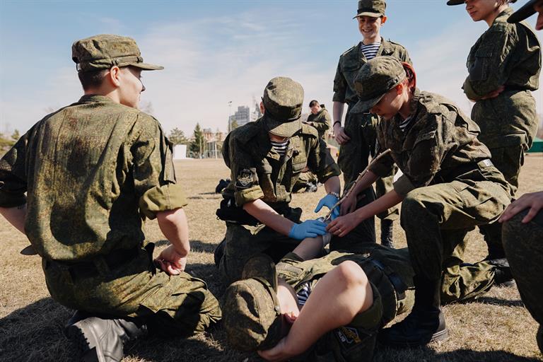 350 красноярских школьников поучаствовали в военно-патриотической игре «Зарница 2.0»