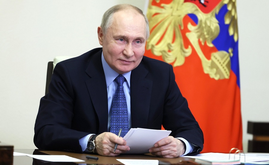 Путин поручил сократить домашние задания и контрольные в школах