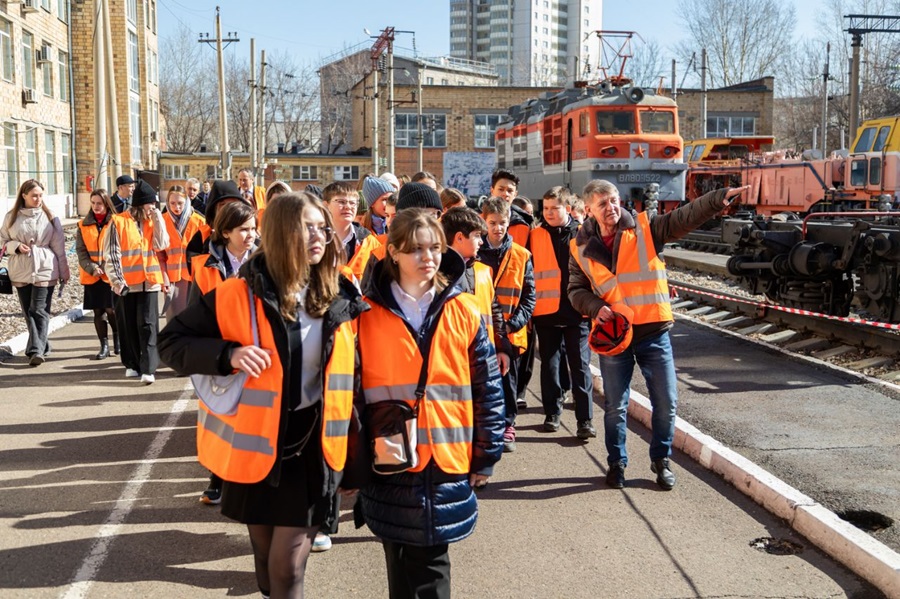 Школьники Красноярска изучили правила безопасности на железной дороге с помощью научных опытов с электричеством