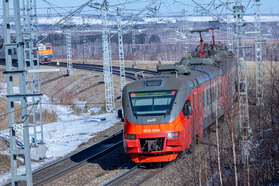 Расписание трех пригородных поездов изменится на Красноярской железной дороге с 13 апреля
