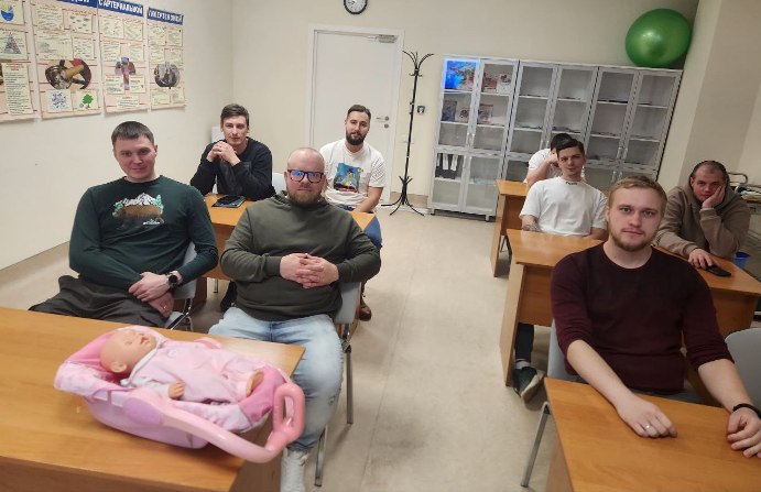 В Красноярской межрайонной поликлинике №5 провели уроки для будущих пап