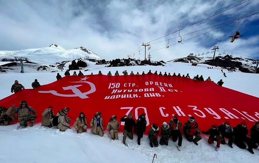 Красноярцы развернули Знамя Победы на склоне горы Эльбрус