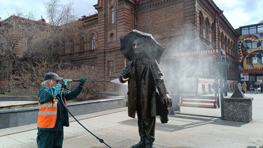 Городские службы устроили душ для памятников Красноярска