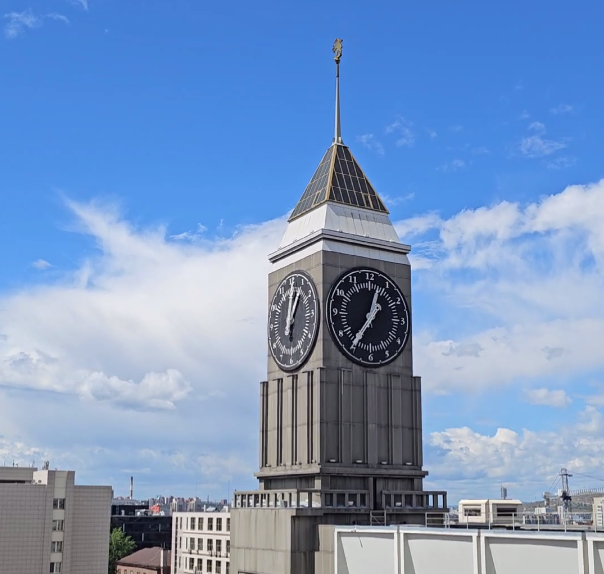 В Красноярске сломались главные городские часы