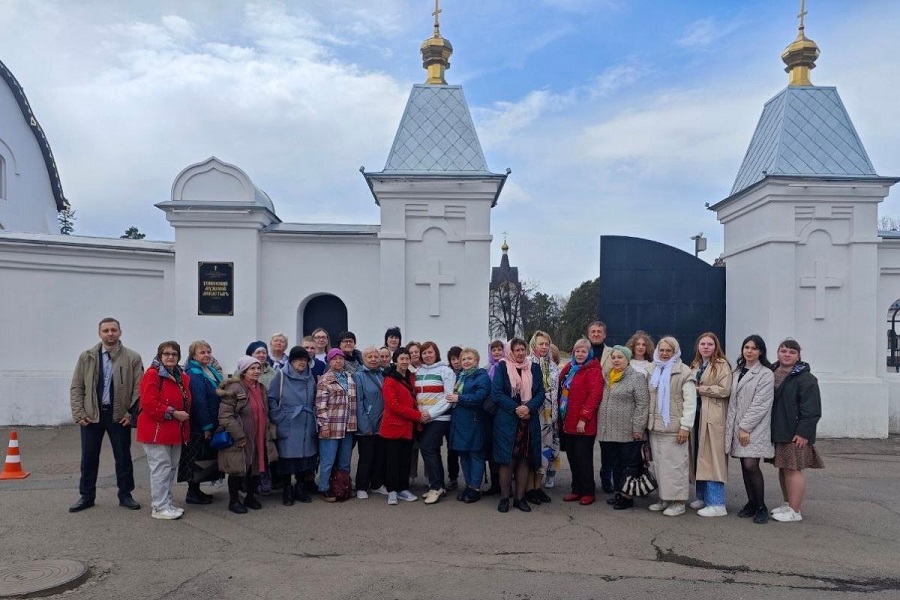 В рамках партпроекта «Цифровая Россия» представители старшего поколения побывали на экскурсии в Успенском монастыре
