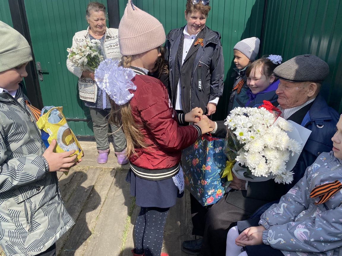 Кадеты и школьники села Еловое поздравили ветерана ВОВ с наступающим праздником