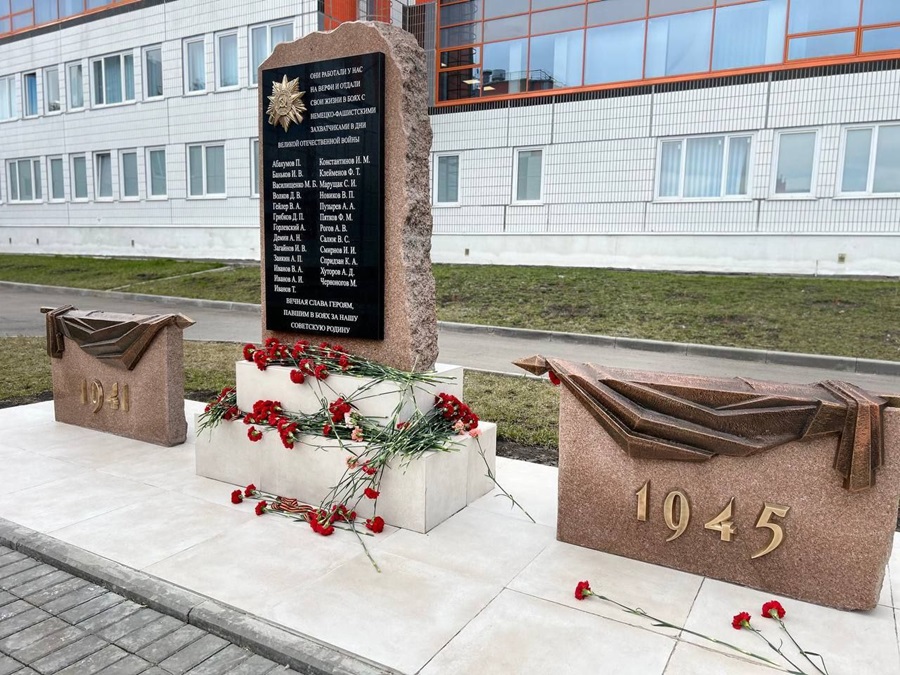 Монумент в честь героев Великой Отечественной войны красноярской Судоверфи открыли на новом месте