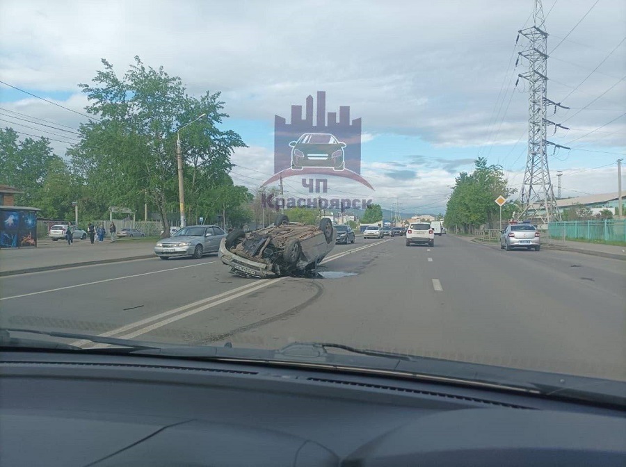 «Встал» на крышу: в Свердловском районе произошло ДТП с участием трех машин