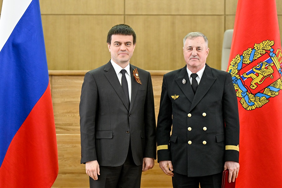 Руководитель подразделения Енисейского пароходства награжден указом президента России