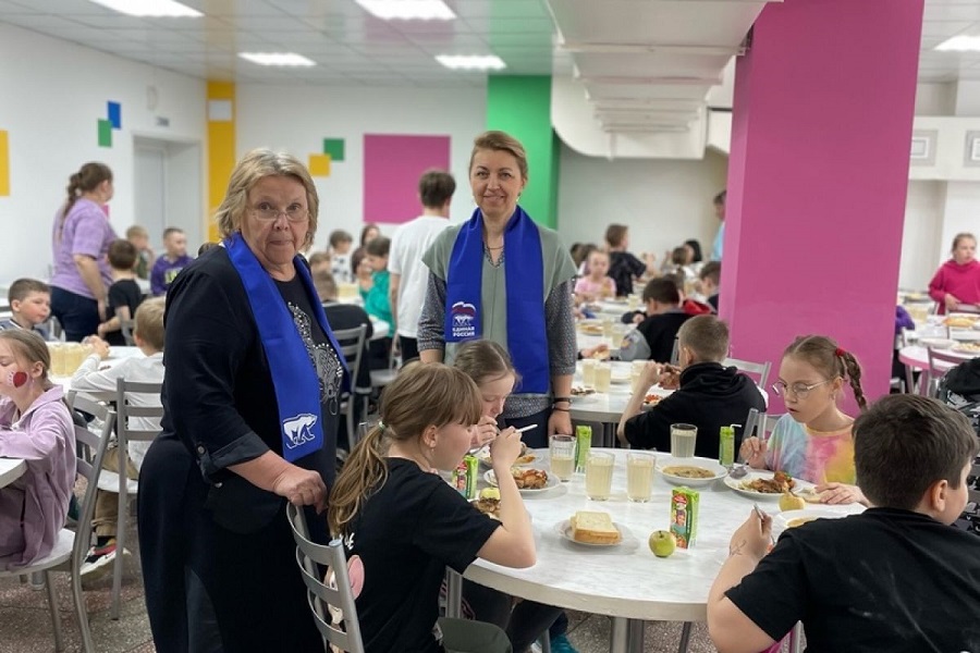 В Северо-Енисейском районе партийцы проверили качество питания для детей в летнем пришкольном лагере
