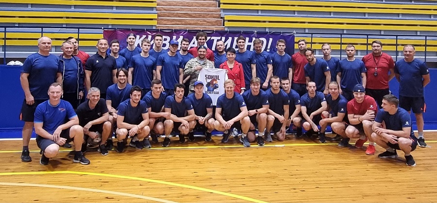 Хоккеисты красноярского «Сокола» подарили участнику СВО из Железногорска футболку с автографами