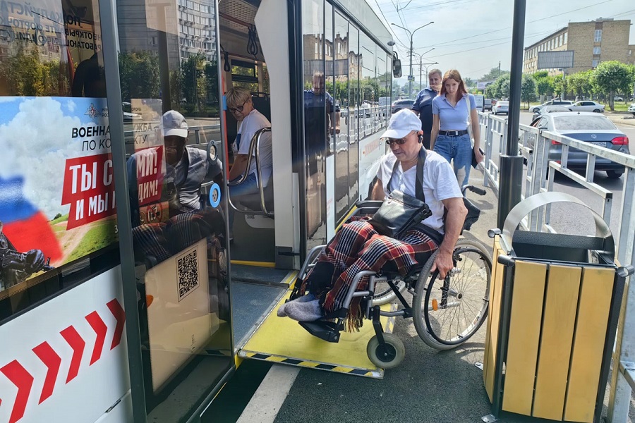 В Красноярске на Красрабе новые трамвайные пути проверил инвалид-колясочник