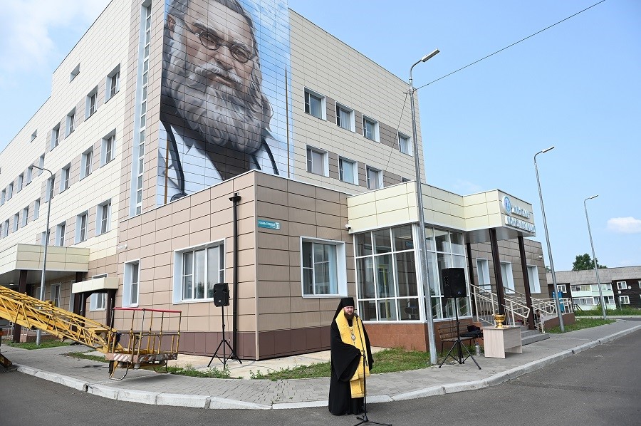 Мурала с изображением Луки Войно-Ясенецкого появился на здании больницы в Енисейске