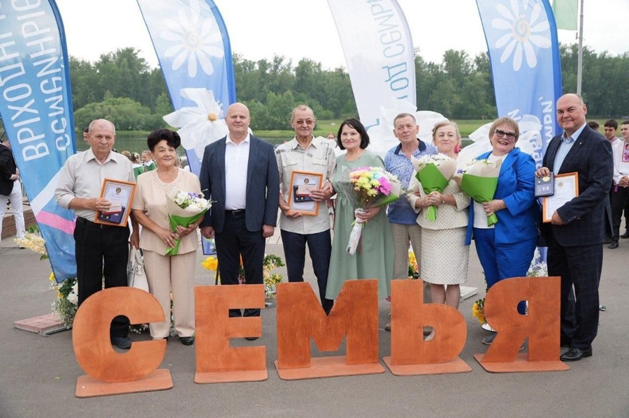 Мэр Красноярска наградил четыре семьи, которые прожили вместе более 25 лет