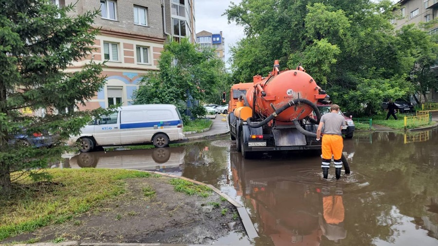 В Красноярске откачивают воду с улиц из-за прошедшего дождя
