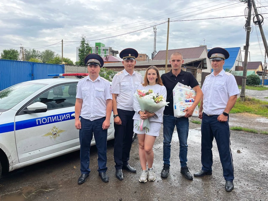 Красноярские полицейские поздравили семейную пару, которым недавно помогли добраться в роддом