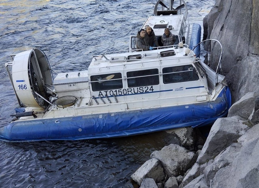 В Красноярском крае при столкновении лодки со скалой погиб мужчина