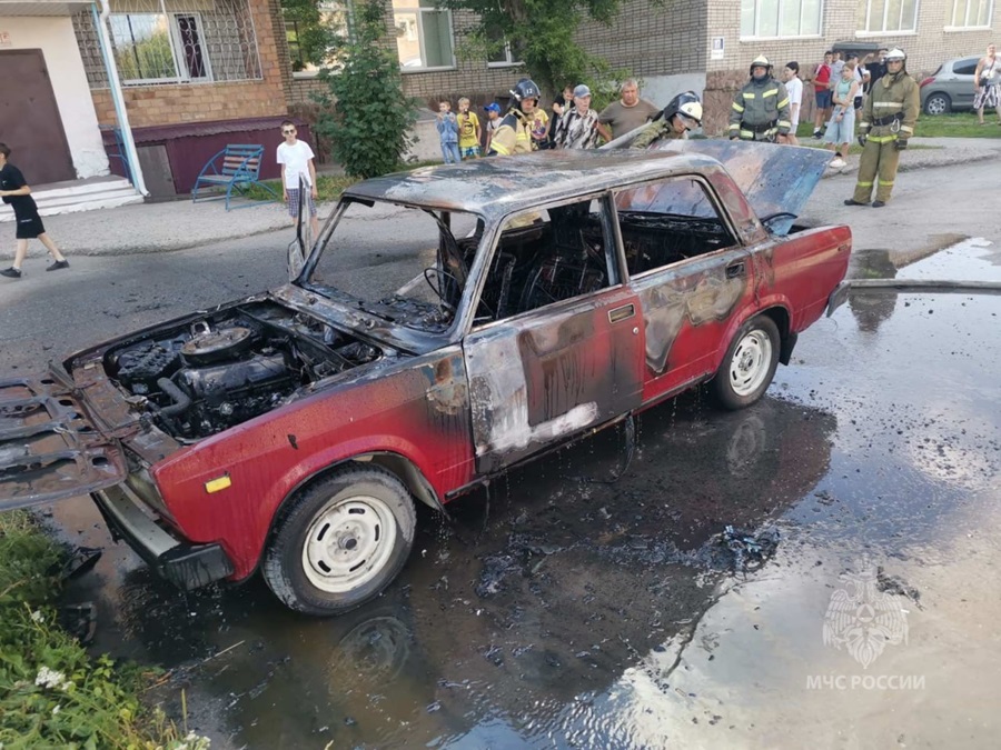 В Назарове автомобиль сгорел из-за короткого замыкания