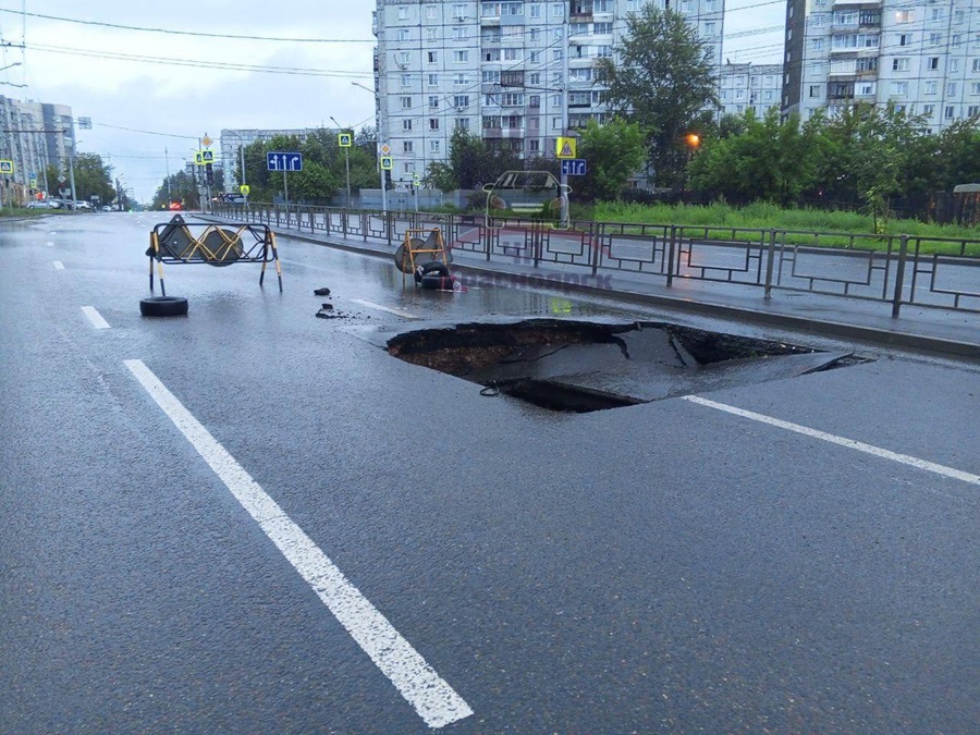 В Красноярске на улице Воронова провалился асфальт