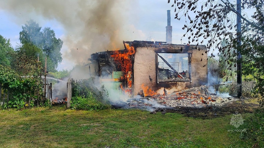 В Красноярском крае сгорел жилой дом из-за неосторожного обращения с печью
