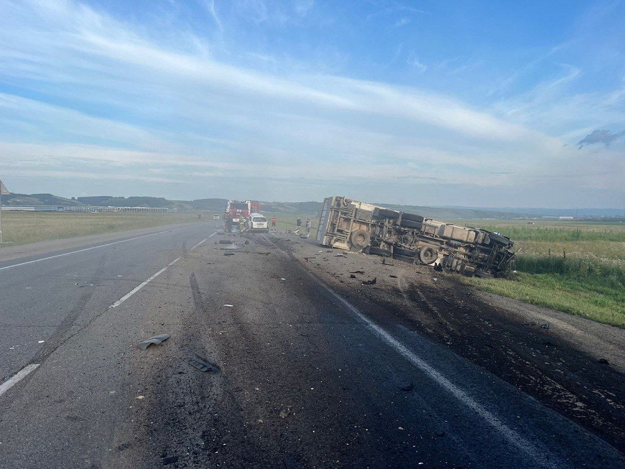 В Красноярском крае мужчина влетел в грузовик и погиб