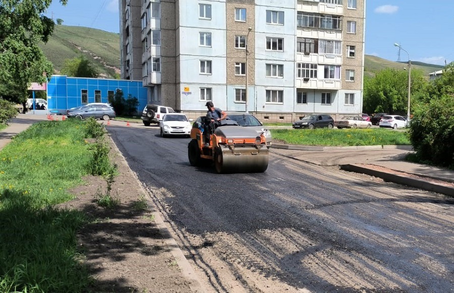 В Железнодорожном районе Красноярска отремонтировали половину межквартальных проездов