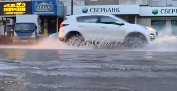 Женщина с двумя детьми провалилась в затопленную дождем траншею на правобережье Красноярска