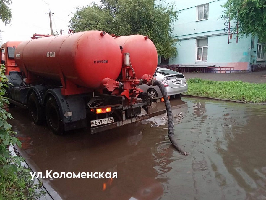 В Красноярске убирают последствия ливня