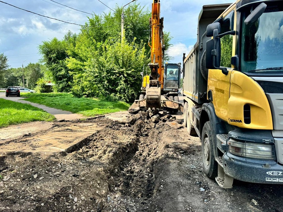 В Красноярске на улице Быковского начался дорожный ремонт