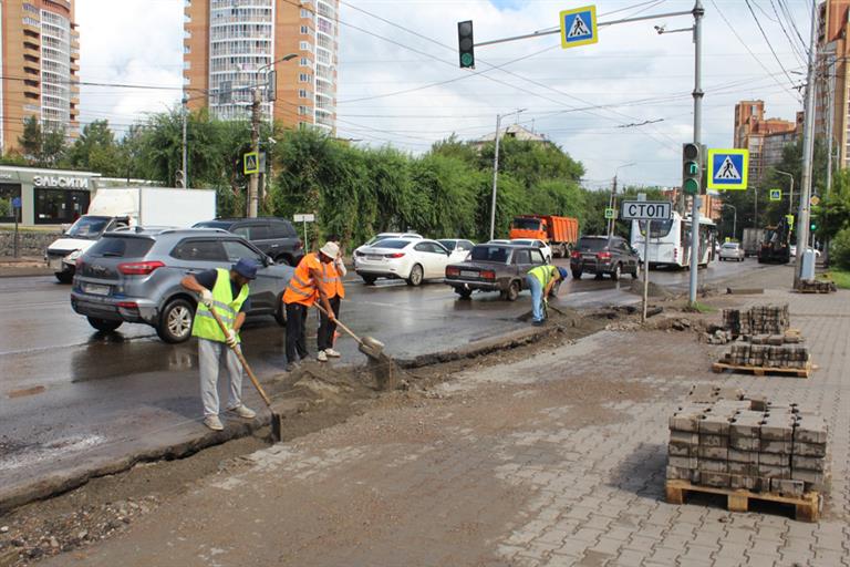 В Красноярске на улице Киренского ведутся дорожные работы