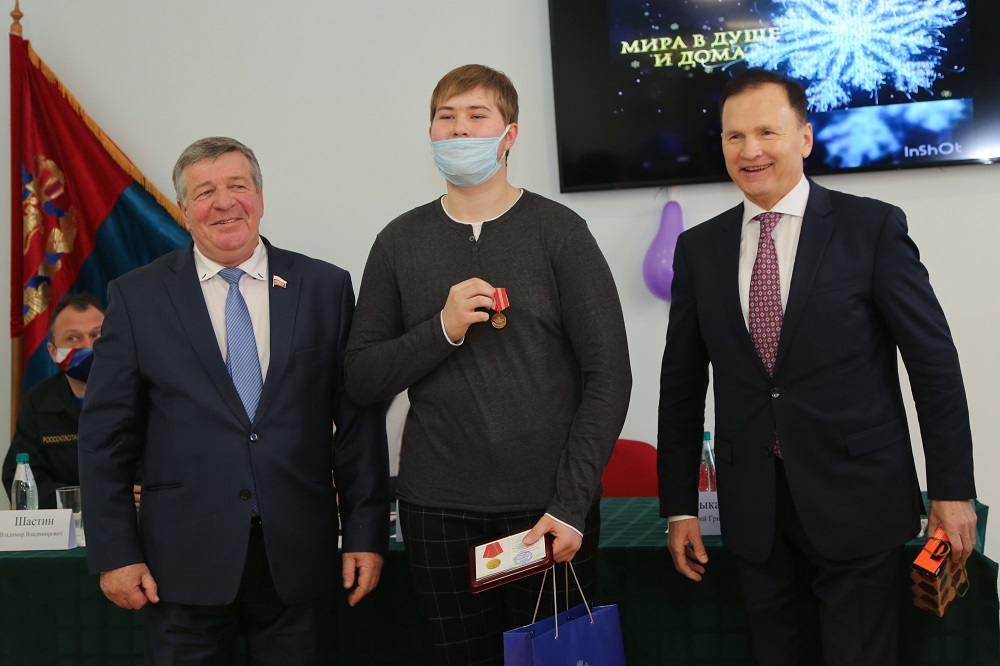 Анатолий Цыкалов вручил школьникам края медали «За спасение жизни»